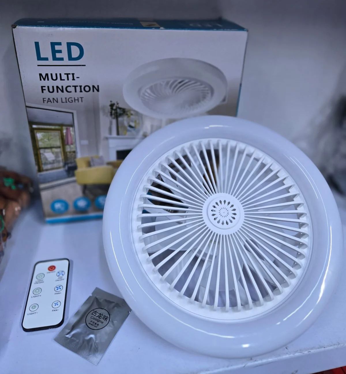 Título: AeroLuz™ 2 en 1 - Foco LED + Ventilador de Techo con Control Remoto